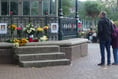 Queen tributes: public lay flowers