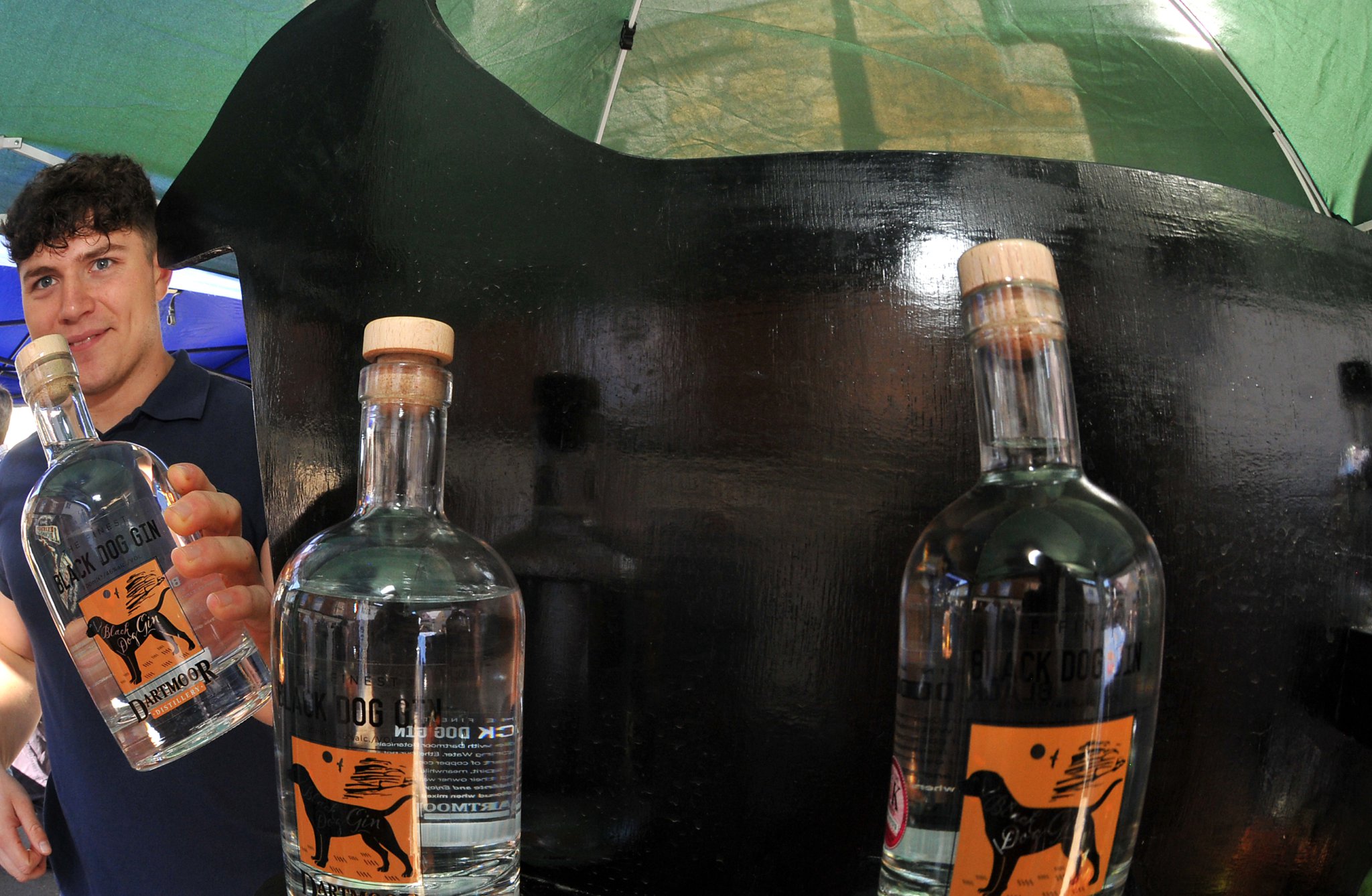 Photo: Steve Pope MDA100922A_SP013
Nourish Food Festival at Bovey Tracey. hair of the dog? Nope, just the black dog. Harvey Lawton from Datmoor Distillery