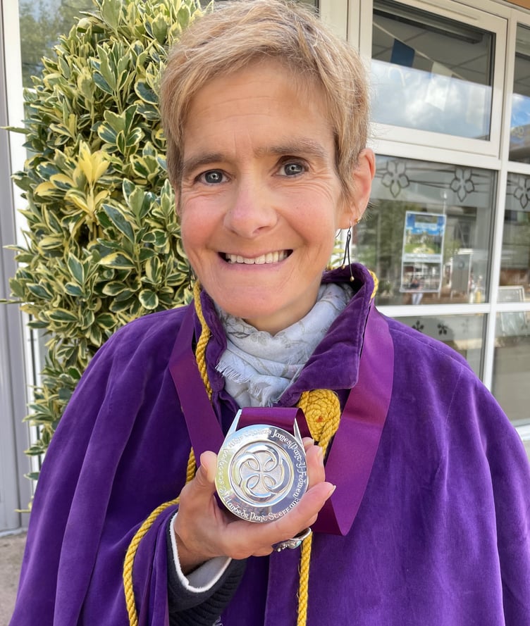 Y Fedal Ryddiaith: Caron Wyn Edwards, Rhostryfan, Caernarfon