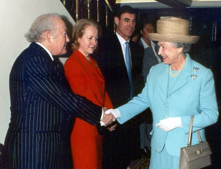 <p>Sir Ray Tindle meets Queen Elizabeth II.</p>