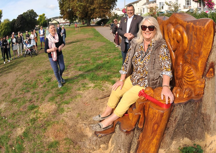 Photo: Steve Pope MDA200922A_SP008 Official unveiling of Dawlish swan throne on The Lawn. Dawlish mayor Lisa Mayne officially opens the throne with Val Mawhood and Martin Wrigley