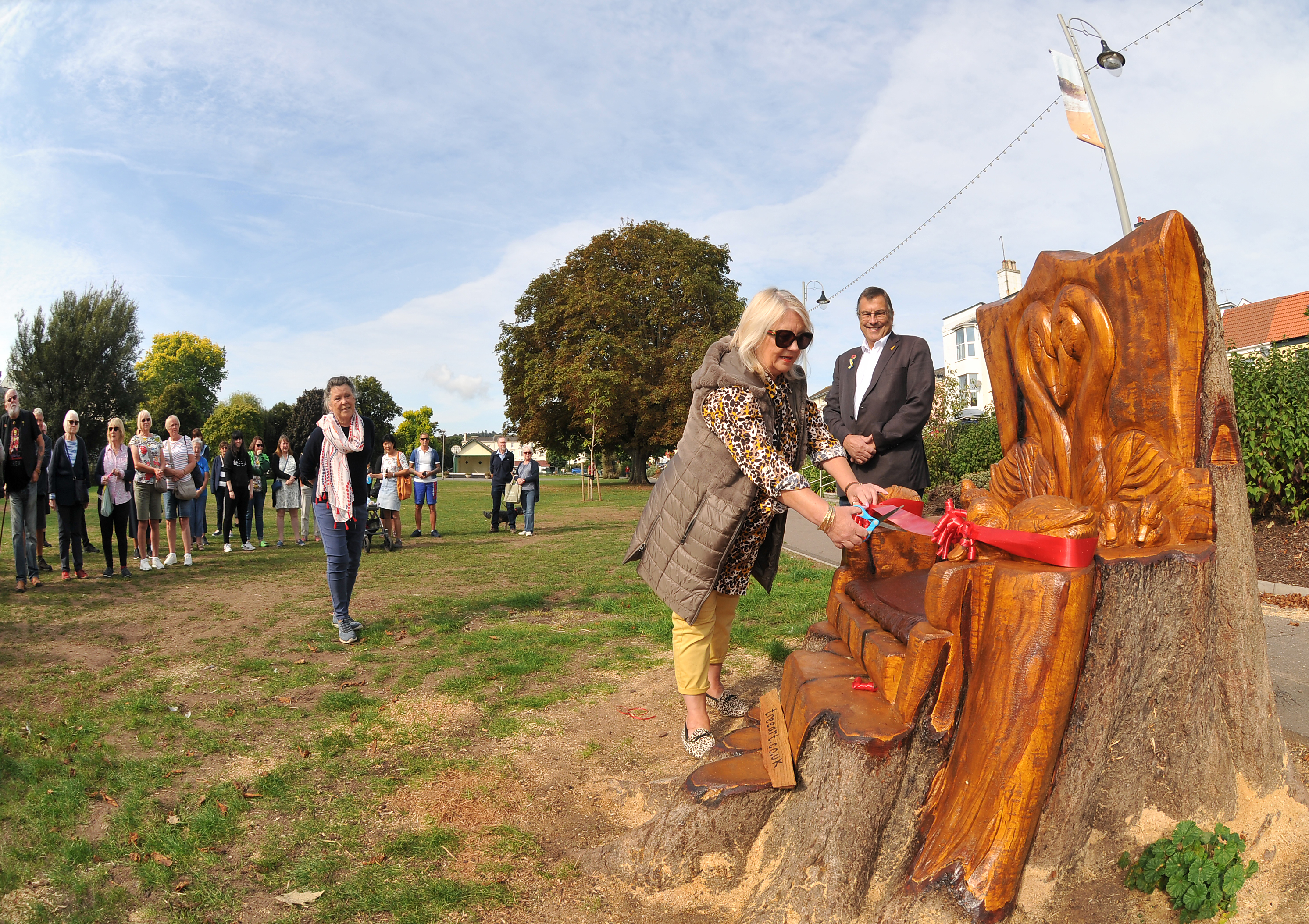 Photo: Steve Pope MDA200922A_SP010 Official unveiling of Dawlish swan throne on The Lawn. Dawlish mayor Lisa Mayne officially opens the throne with Val Mawhood and Martin Wrigley