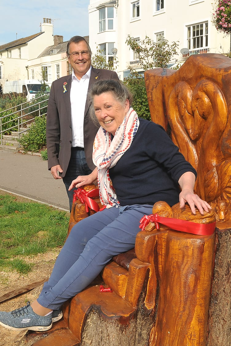 Photo: Steve Pope MDA200922A_SP012 Official unveiling of Dawlish swan throne on The Lawn. Val Mawhood and Martin Wrigley