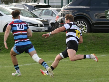 Tim Salmon streaks in for Farnham’s opening score