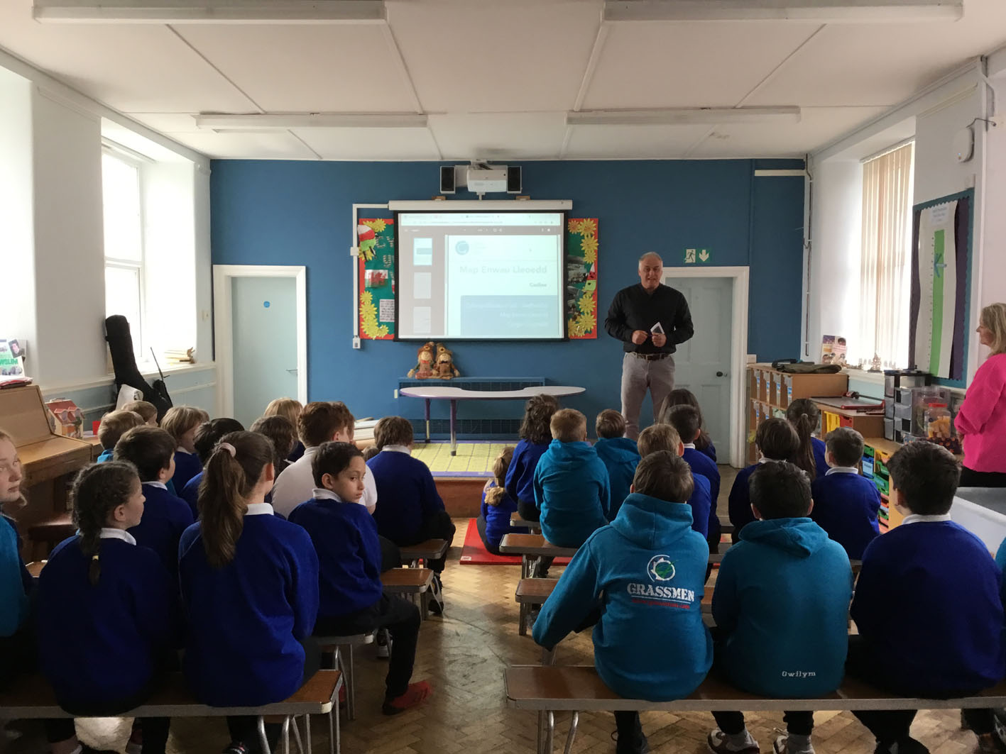 Mei Mac showing pupils at Ysgol Sarn Bach the new Placenames Map