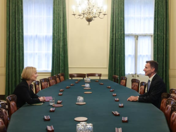Prime minister Liz Truss appoints Jeremy Hunt as her new chancellor in the Cabinet Room of No10 Downing Street (PHOTO: ANDREW PARSONS / NO 10)