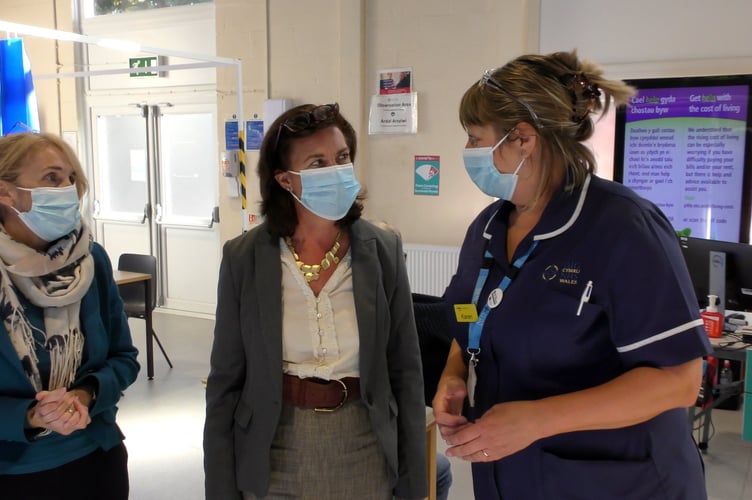Eluned Morgan at a Powys vaccination centre