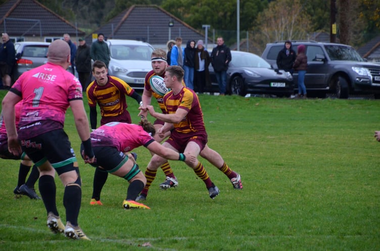 Oke Flyhalf Dan Fogerty offloads the ball