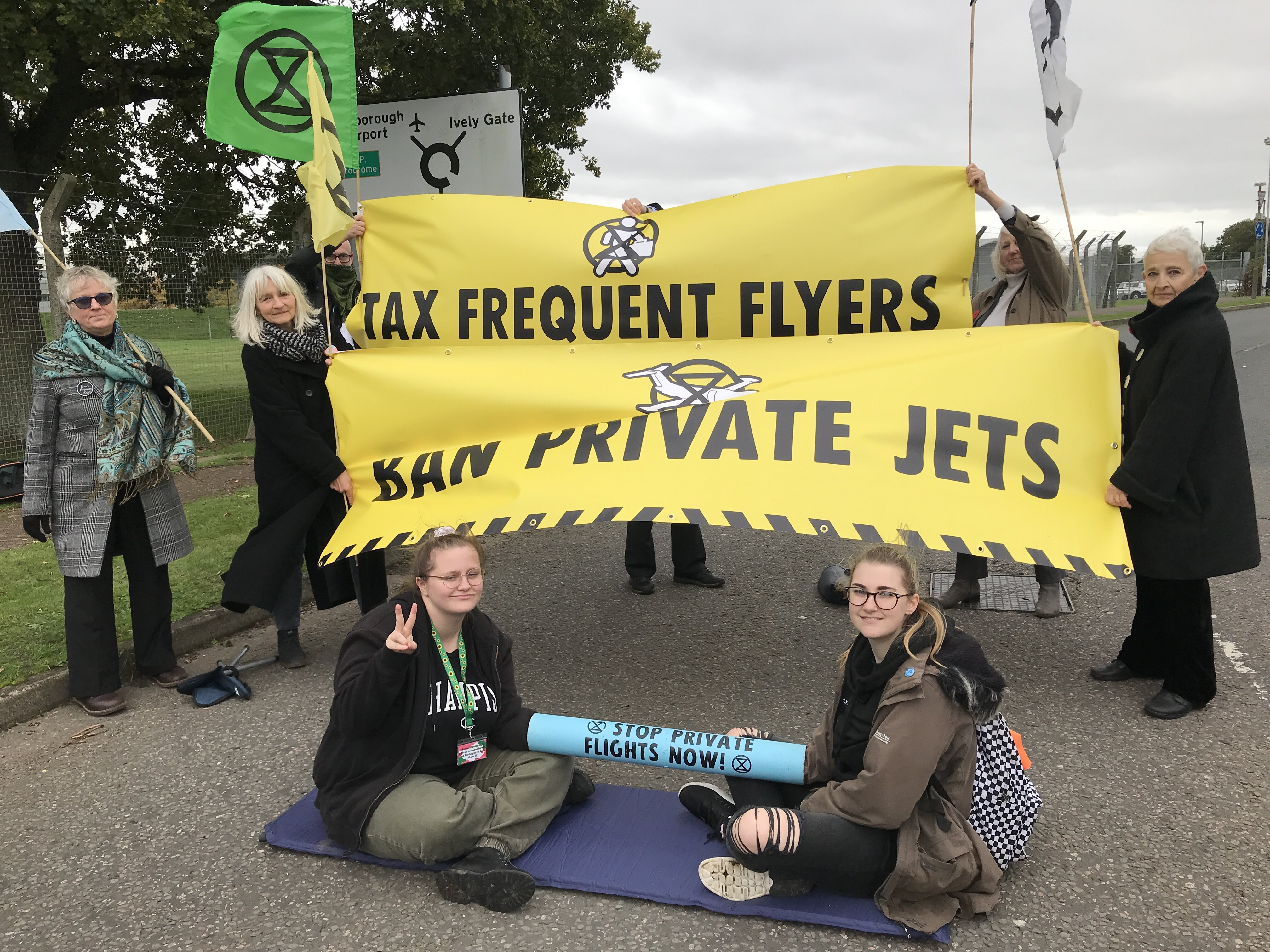 <p>Scientists and youth campaigners blocked an entrance to Farnborough Airport on Thursday, November 10 to demand the end to the ‘obscene, polluting use of private jets’, as part of the new ‘Make Them Pay’ global campaign</p>
