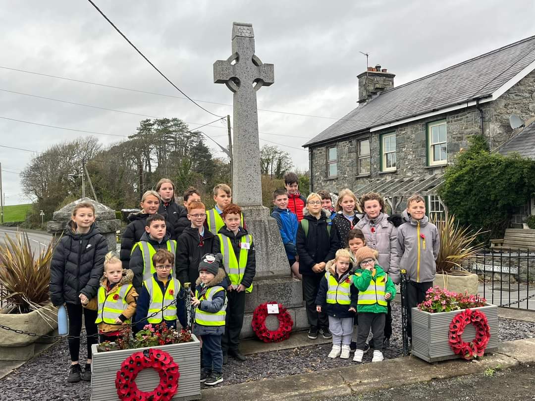 Children from Cylch Meithrin y Gromlech, Dyffryn Ardudwy were joined by Year 6 pupils from Ysgol Gynradd Dyffryn Ardudwy on Friday at the local cenotaph