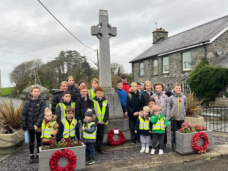 Children from Cylch Meithrin y Gromlech, Dyffryn Ardudwy were joined by Year 6 pupils from Ysgol Gynradd Dyffryn Ardudwy on Friday at the local cenotaph