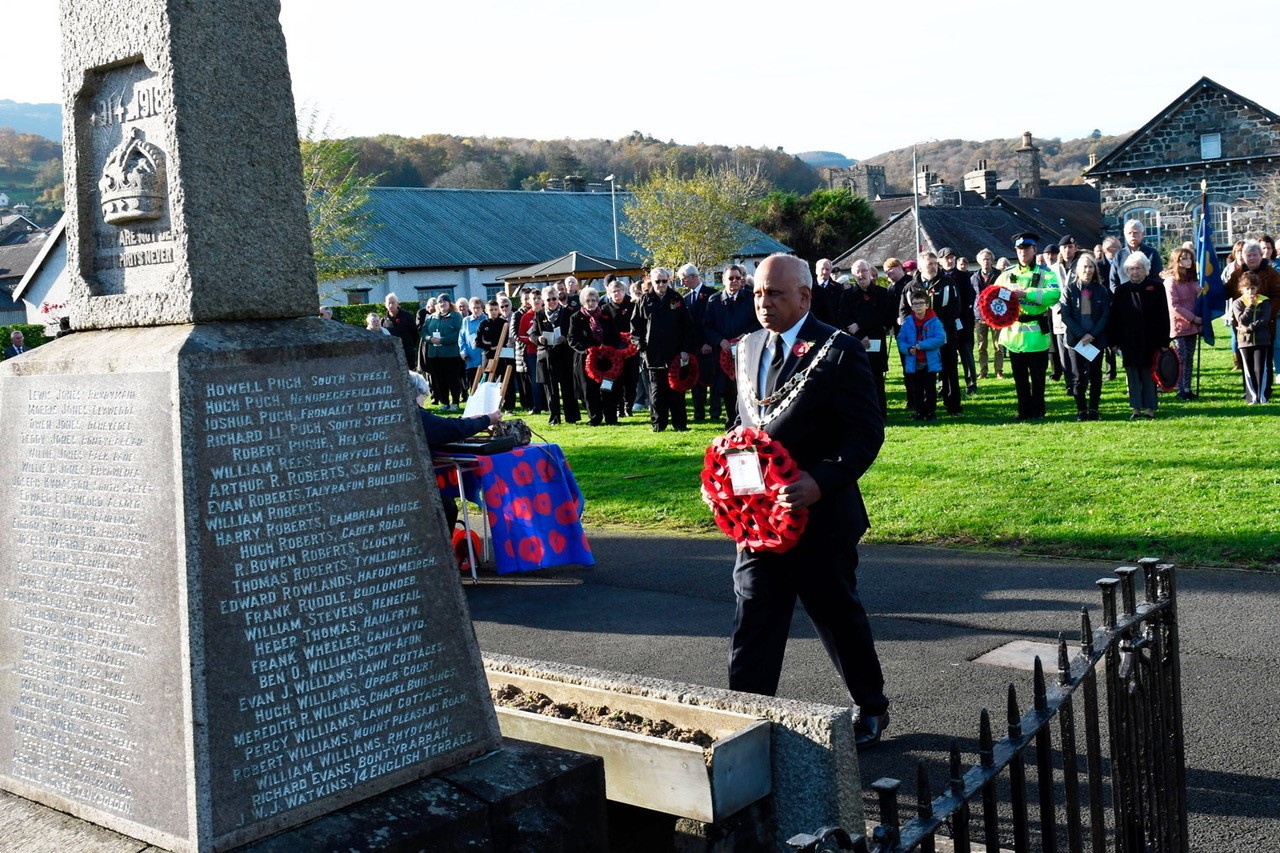 Mayor of Dolgellau, Cllr John Raghoobar, places a wreath on behalf of Dolgellau Council at the war memorial on Sunday
