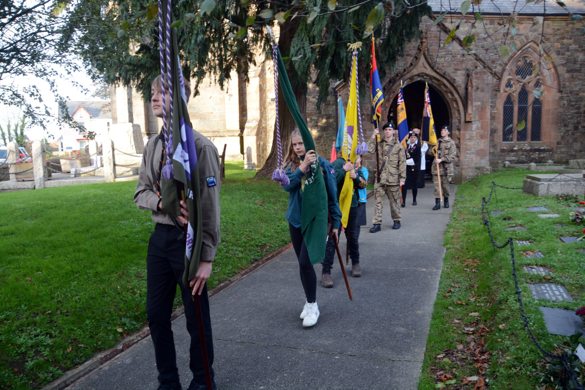 ABOVE: The Mayor’s Cadet, Portreeve Barry Parrish, Mayor Cllr Helen Parker and the Rev Dr Paul Fitzpatrick
Left: Conrad and Philip Ford of Holsworthy Royal British Legion
RIGHT: Richard Hutchings and Lyn Fursdon laying wreaths