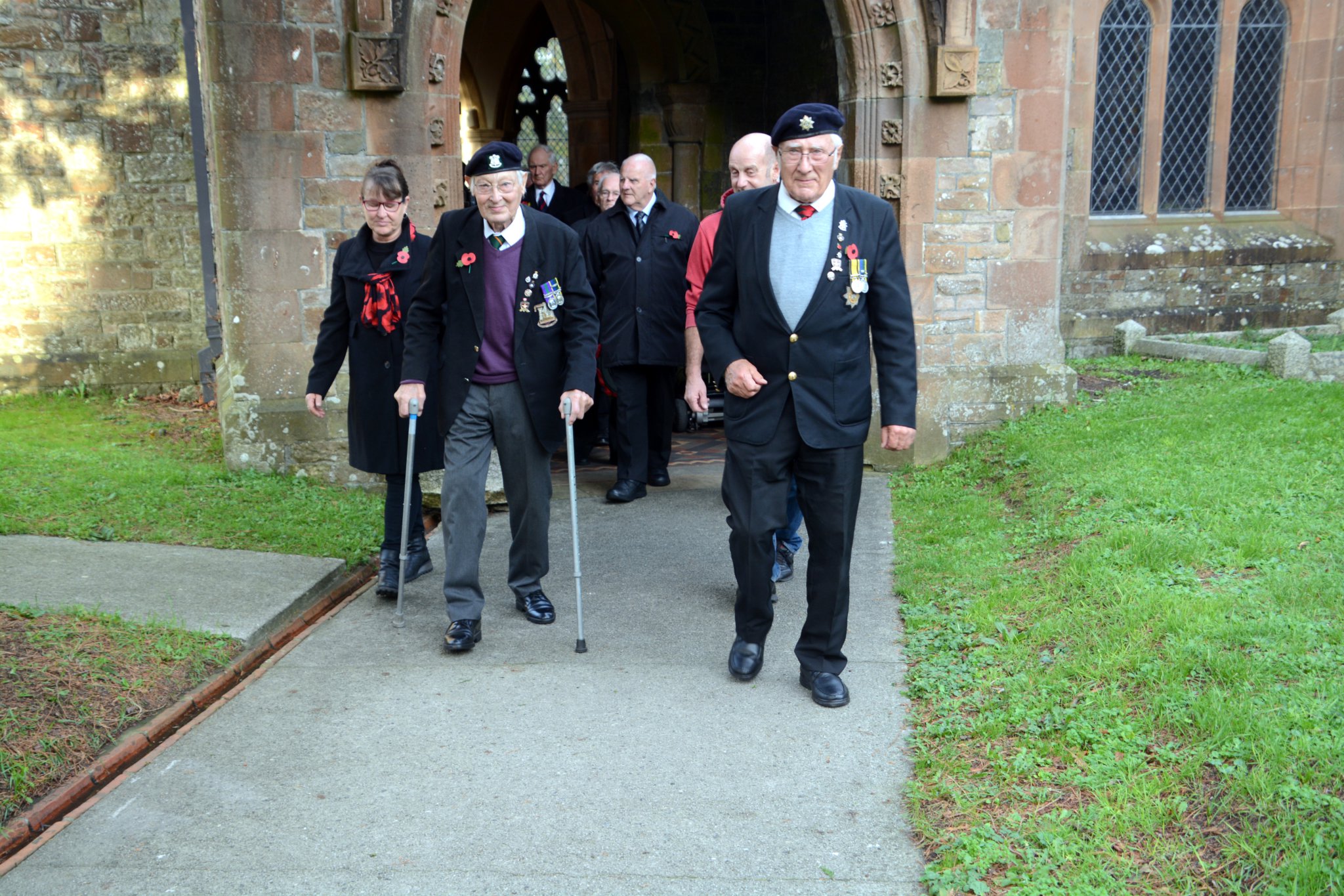 ABOVE: The Mayor’s Cadet, Portreeve Barry Parrish, Mayor Cllr Helen Parker and the Rev Dr Paul Fitzpatrick
Left: Conrad and Philip Ford of Holsworthy Royal British Legion
RIGHT: Richard Hutchings and Lyn Fursdon laying wreaths