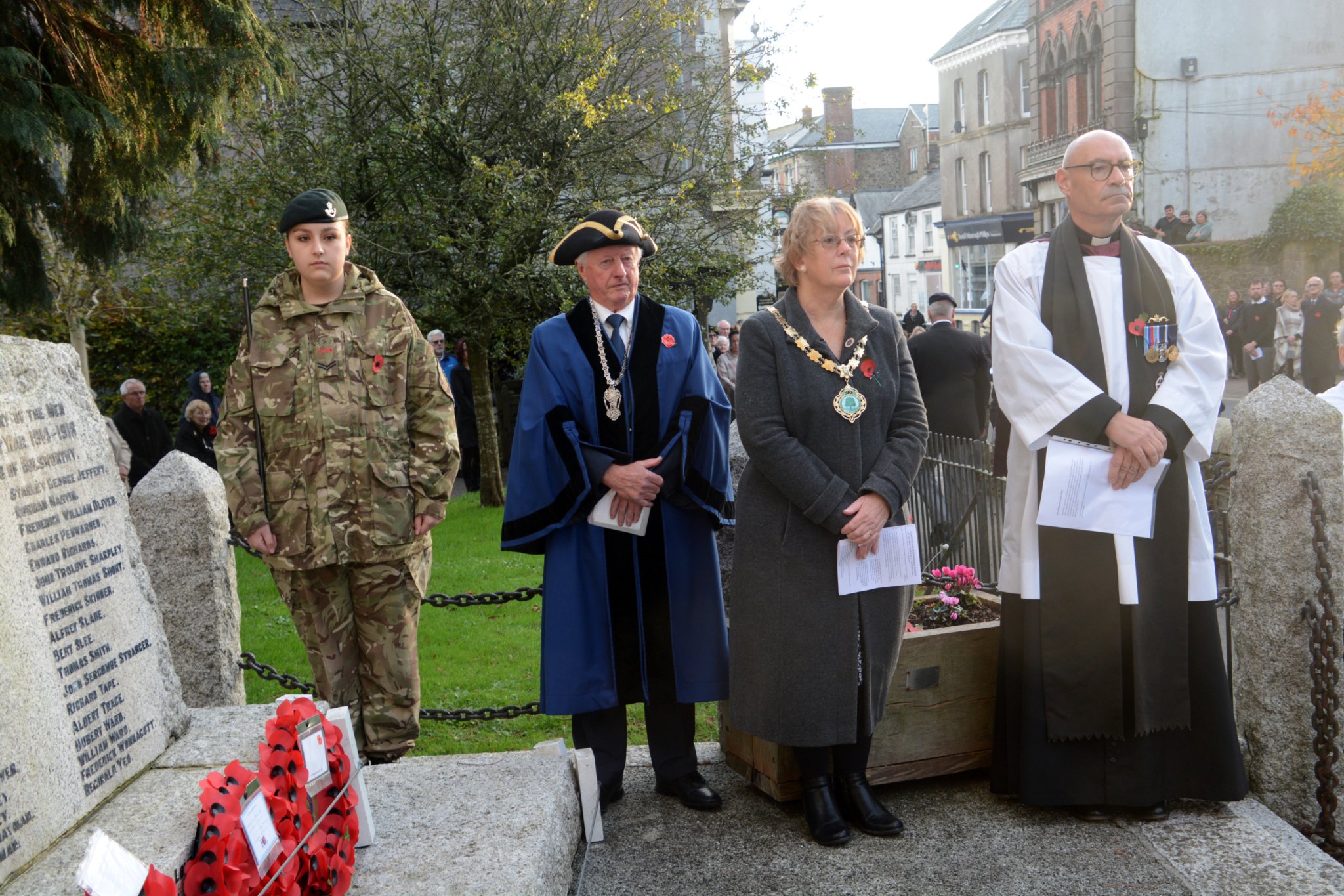 ABOVE: The Mayor’s Cadet, Portreeve Barry Parrish, Mayor Cllr Helen Parker and the Rev Dr Paul Fitzpatrick
Left: Conrad and Philip Ford of Holsworthy Royal British Legion
RIGHT: Richard Hutchings and Lyn Fursdon laying wreaths