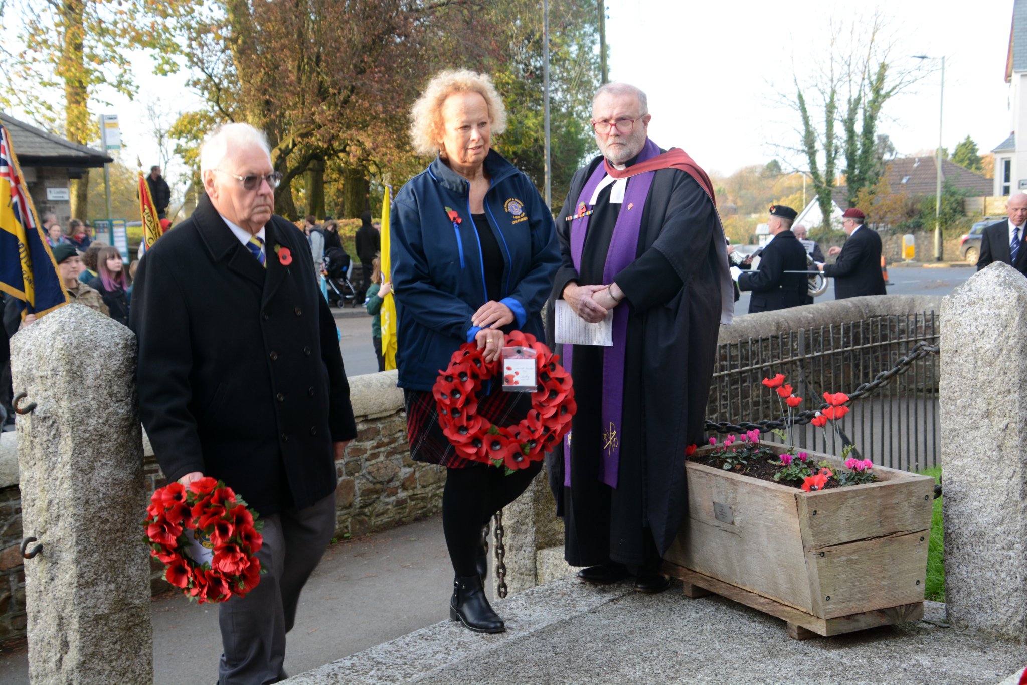 ABOVE: The Mayor’s Cadet, Portreeve Barry Parrish, Mayor Cllr Helen Parker and the Rev Dr Paul Fitzpatrick
Left: Conrad and Philip Ford of Holsworthy Royal British Legion
RIGHT: Richard Hutchings and Lyn Fursdon laying wreaths