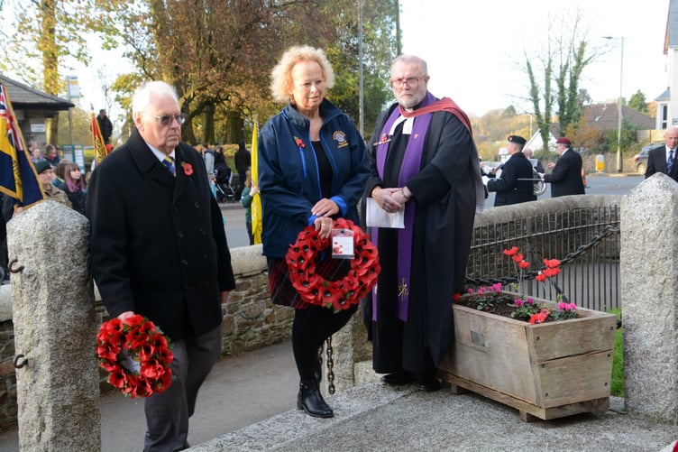 ABOVE: The Mayor’s Cadet, Portreeve Barry Parrish, Mayor Cllr Helen Parker and the Rev Dr Paul Fitzpatrick
Left: Conrad and Philip Ford of Holsworthy Royal British Legion
RIGHT: Richard Hutchings and Lyn Fursdon laying wreaths