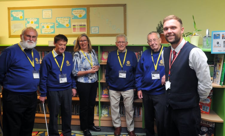 Photo: Steve Pope MDA161122A_SP006
Hazeldown School, Teignmouth. Deputy head Lee Goodenough with members of Teignmouth Rotary Club