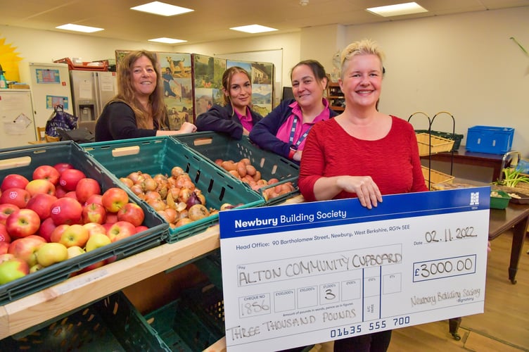02.11.22 - Alton, UK.
Newbury Building Society presenting a cheque for £3000 to Alton Community Cupboard. From left are Clare Taylor, Cassie Newnham, Lauren Dearlove with Sandy Marks from Alton Community Cupboard.
Photo: Professional Images/@ProfImages