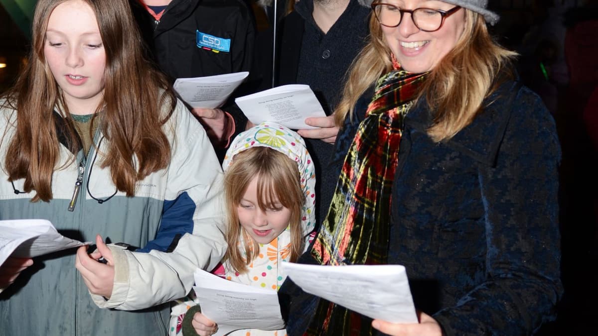 Radstock residents gather for Christmas Light Switchon mnrjournal.co.uk