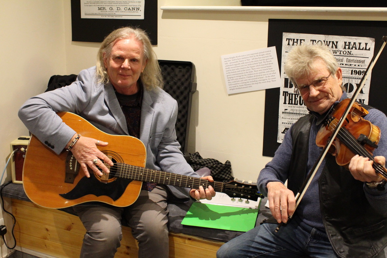 Musicians Andy Marshall on guitar with Paul Cherrett playing the fiddle who accompanied the show. SR 6460