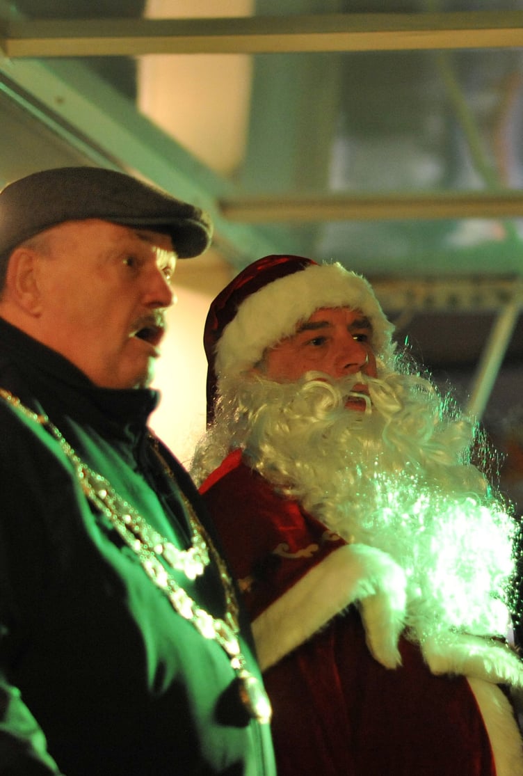 Photo: Steve Pope MDA031222A_SP017
Teignmouth Christmas lights switch on event. Mayor Ian Palmer and Father Christmas lead the countdown