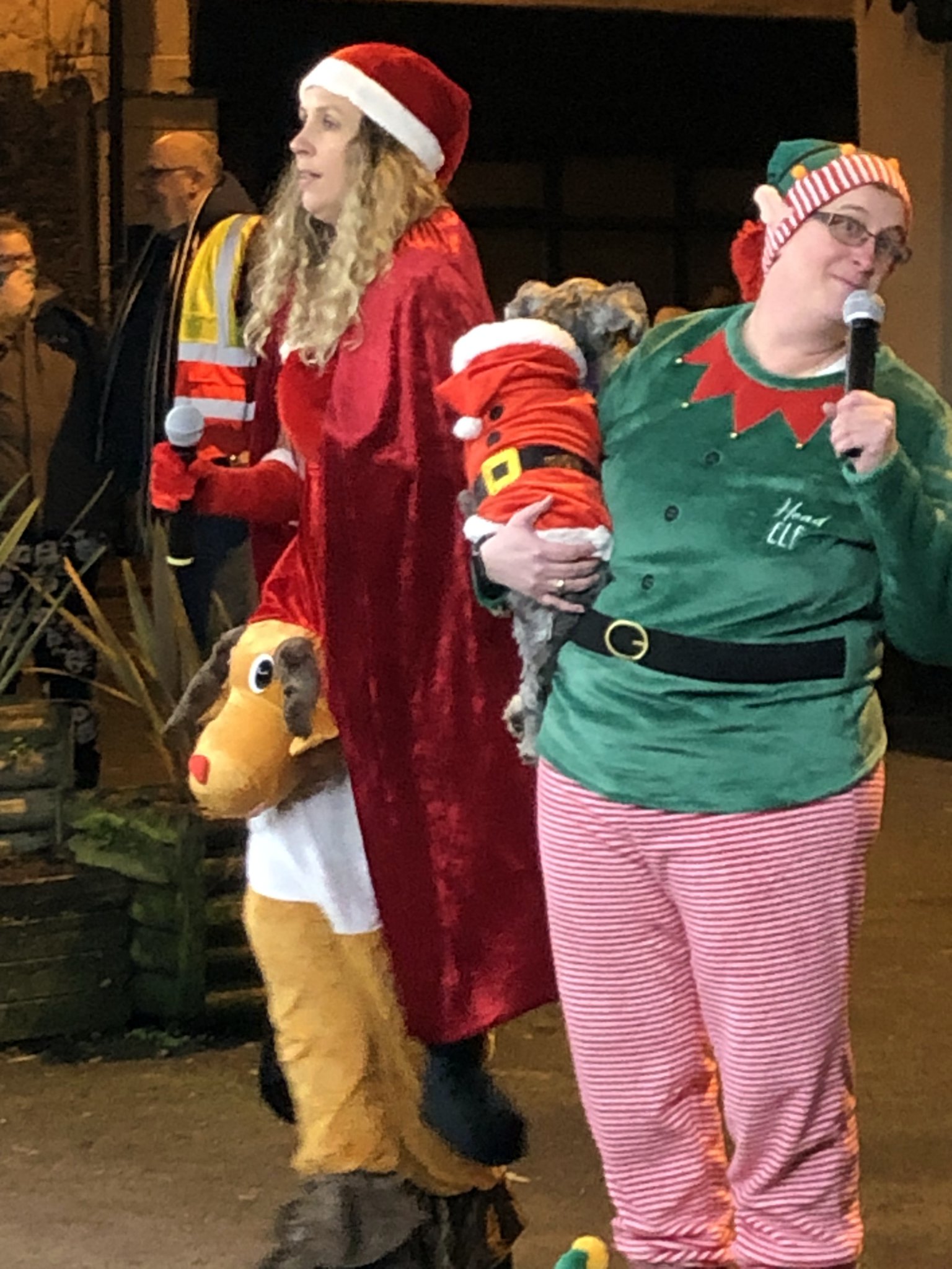 Comperes Gina and Ali at the annual Late Night Shopping and Christmas Lights turn on.
Picture: Douglas Neely (Dec 2022)