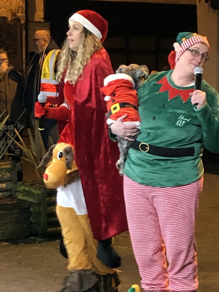 Comperes Gina and Ali at the annual Late Night Shopping and Christmas Lights turn on.
Picture: Douglas Neely (Dec 2022)