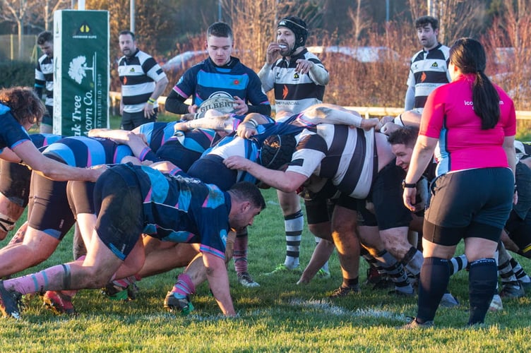 Farnham and Farnborough pack down to entertain the spectators