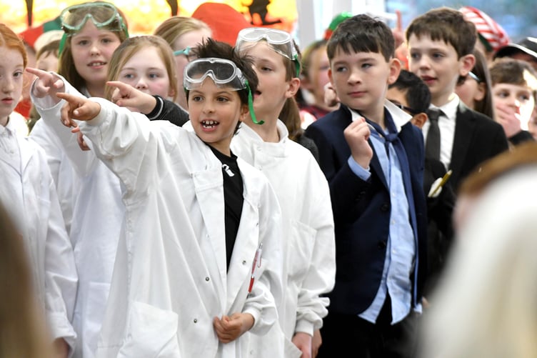 Little Stars 2022: Ashley Hill Years 5 and 6 presents the James Bond-themed 'Christmas Never Dies'