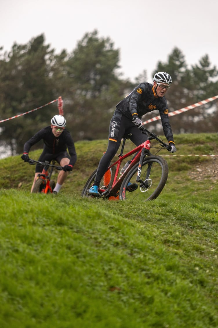 Overall race winner Elliot Baxter (who was paired with Eric Kelly), leads Dom Dunwell through the former pitch and putt area of Noble’s Park. Dunwell was fifth (Photo: Joe Ricciardi/3 Legs Photography)