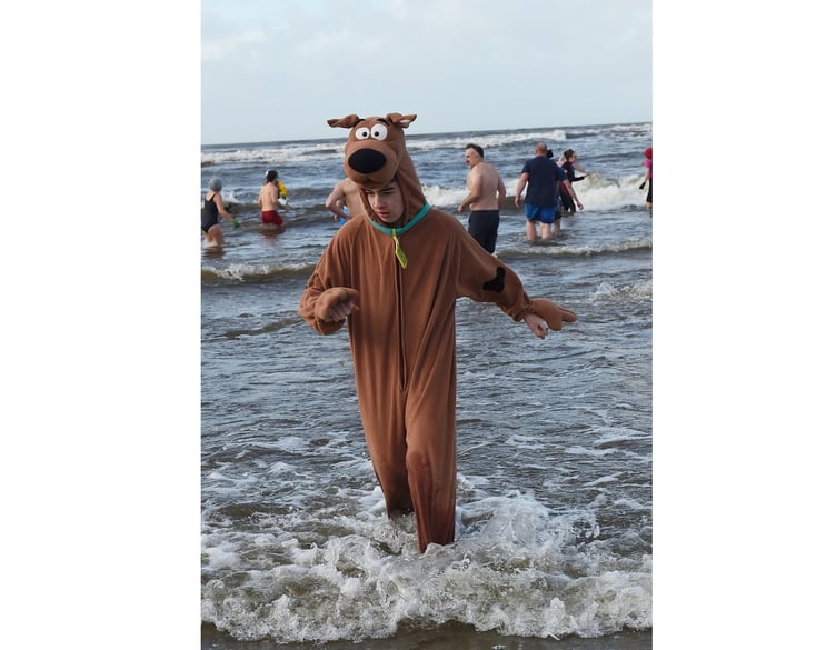 Scooby Doo takes a splash in Barmouth