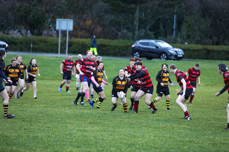 Ella Goodwin-Jones looks for support under pressure from an opponent. It was a family day featuring Derek and Maisee Sewell, while Sharon McCarrick and daughter Maisie Murray played for Vagas, with Sharon’s son Callum Murray playing for Jim’s side. The two captains were father and daughter Aaron and Isla Curphey (CS230101(991))