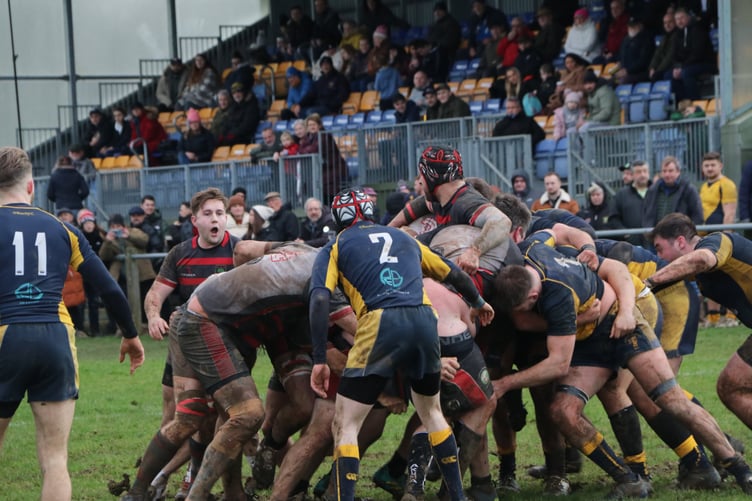 George Pantrey (mouth open) urges the Alton maul forward before their third try