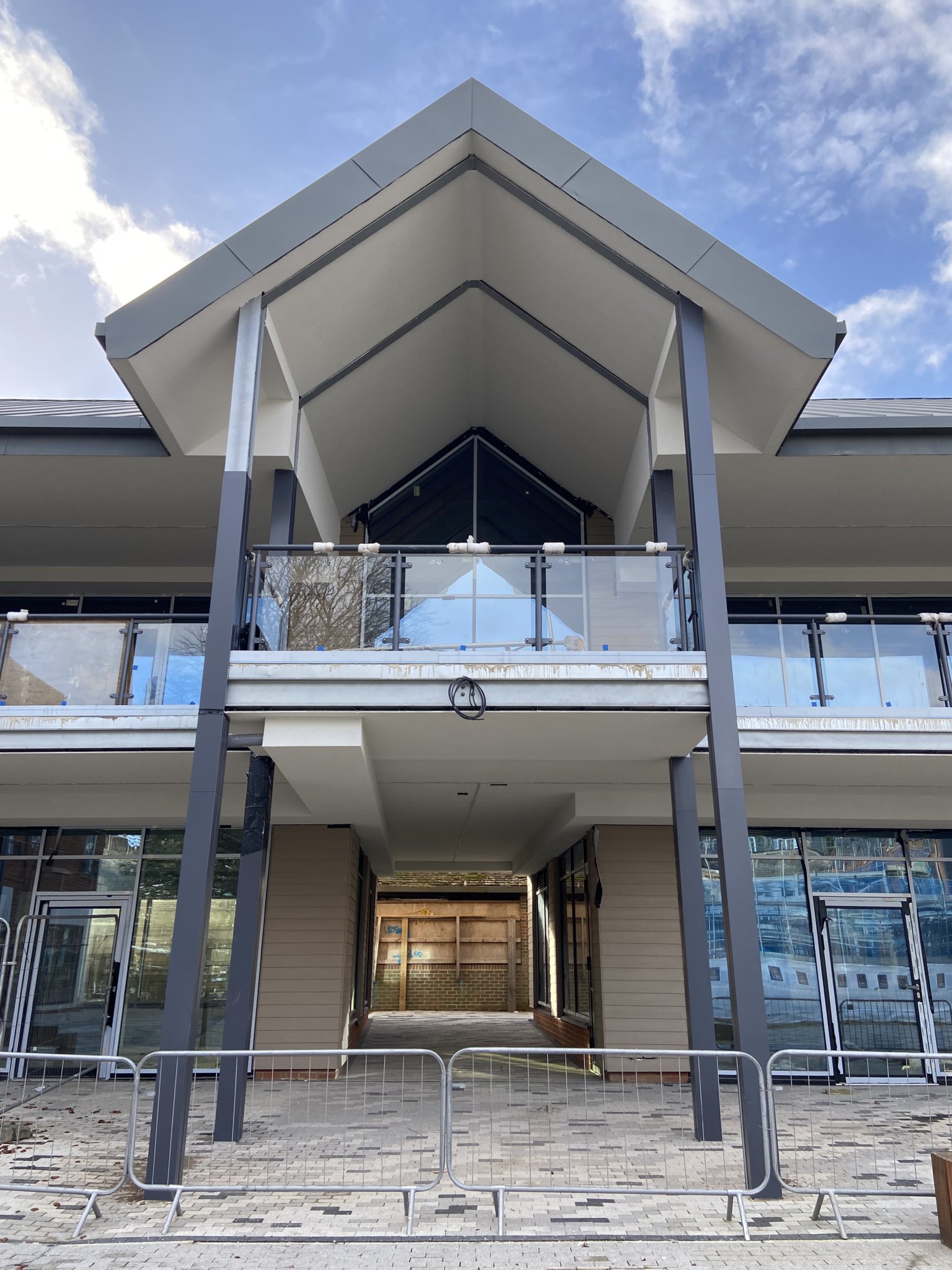 Building D21 is fully-glazed on its east side overlooking the ‘town square’ and Brightwell House