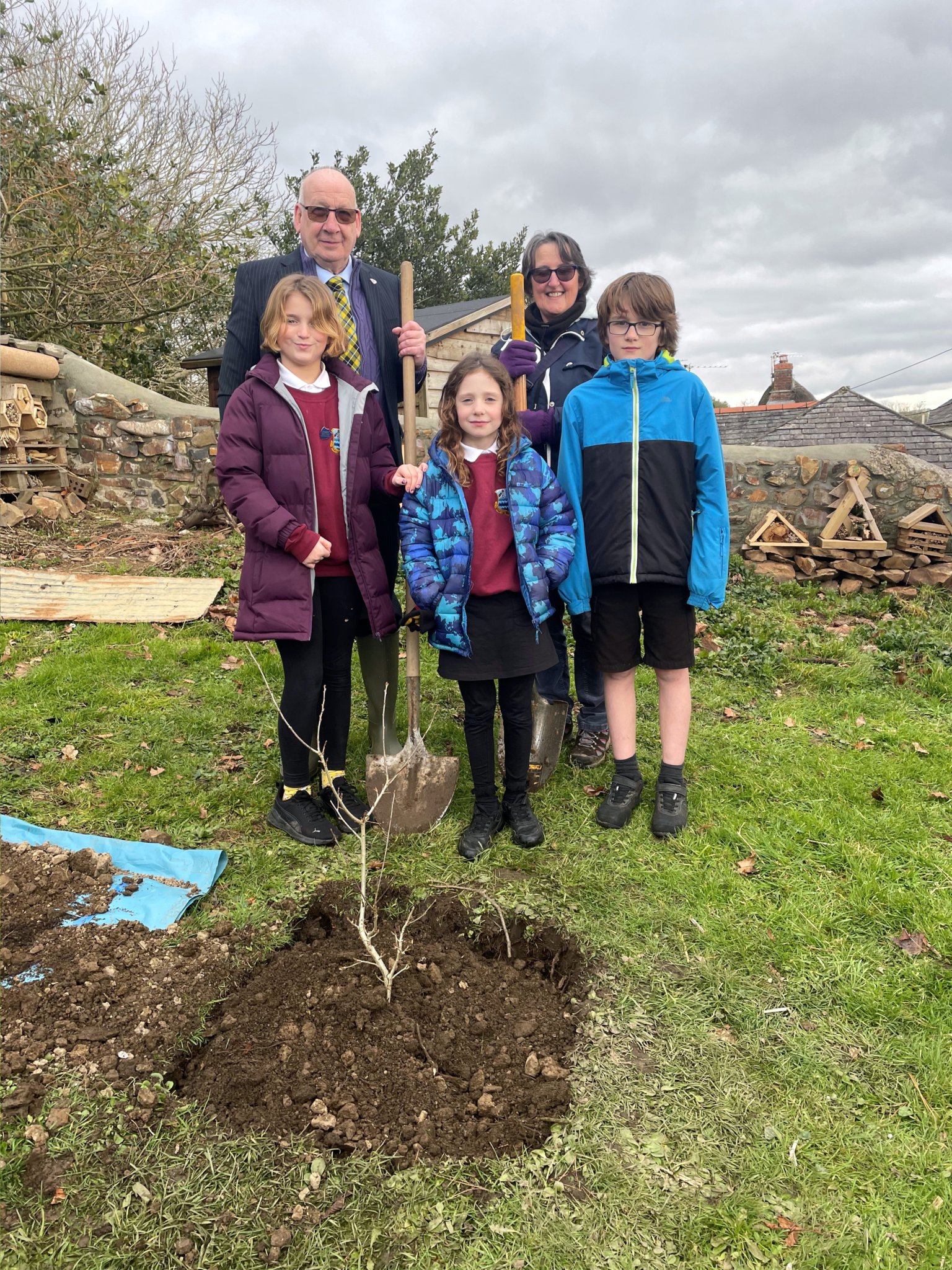 ABOVE: The Darley Oak near Bodmin Moor. Picture: Elizabeth Dale
RIGHT: Blanchminster senior stockwarden Chris Nicols with Bude-Stratton Town Council’s Cllr Philippa Purchase at the tree planting with three members of Stratton Primary School’s council