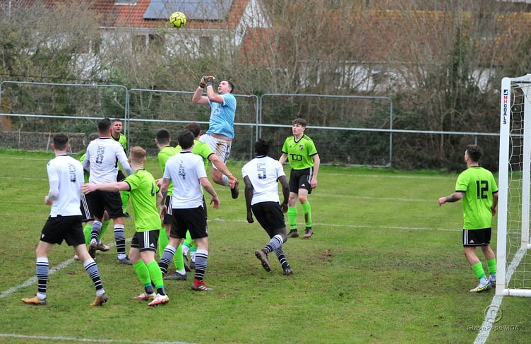 Photo: Steve Pope MDA040223A_SP004 South West Peninsular League Premier East football. Ten goals in total as Teignmouth AFC entertain Dartmouth. A full-time score of 7-3.