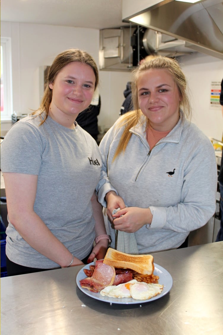 Sisters Tea and Halle Mason with a breakfast just about ready to go out. SR 7021