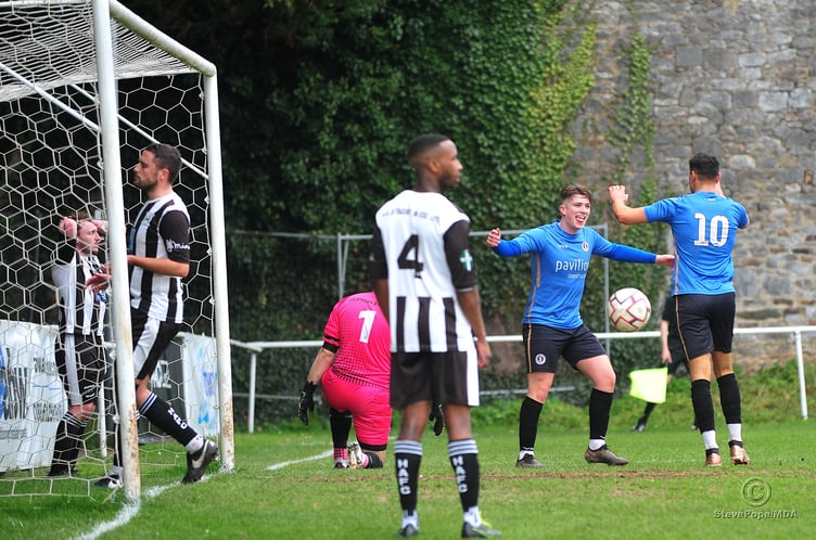 Newton Abbot Spurs versus Holsworthy