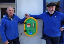 New defibrillator installed at Weybourne pub will be available 24/7