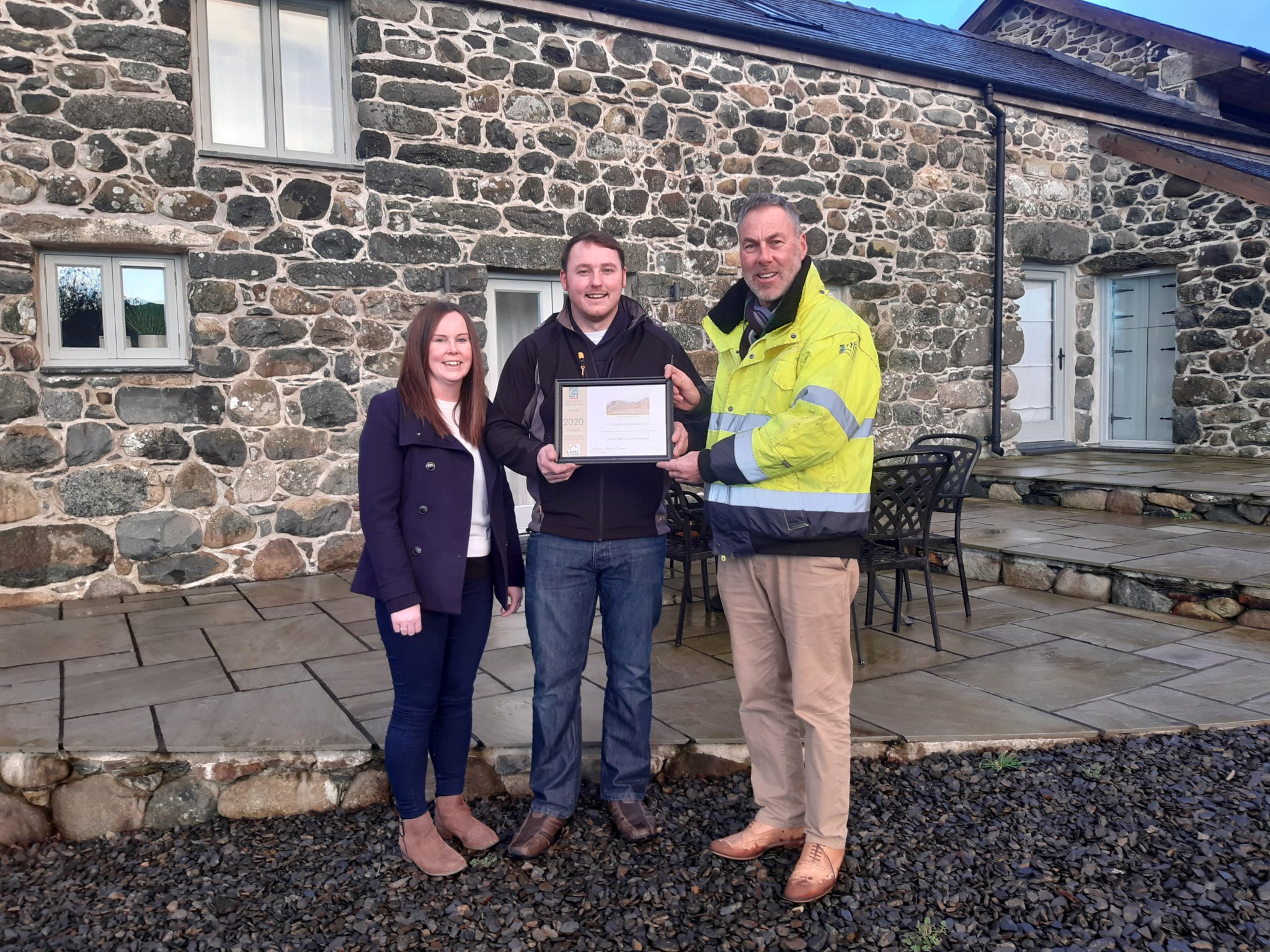 Nick Roden receiving his award from Karl Jones, from Cyngor Gwynedd’s Building Control Service