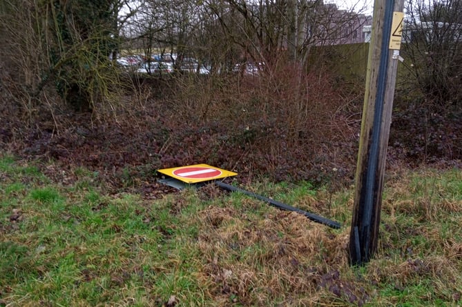 The knocked-over sign at the A31/Selborne Road junction