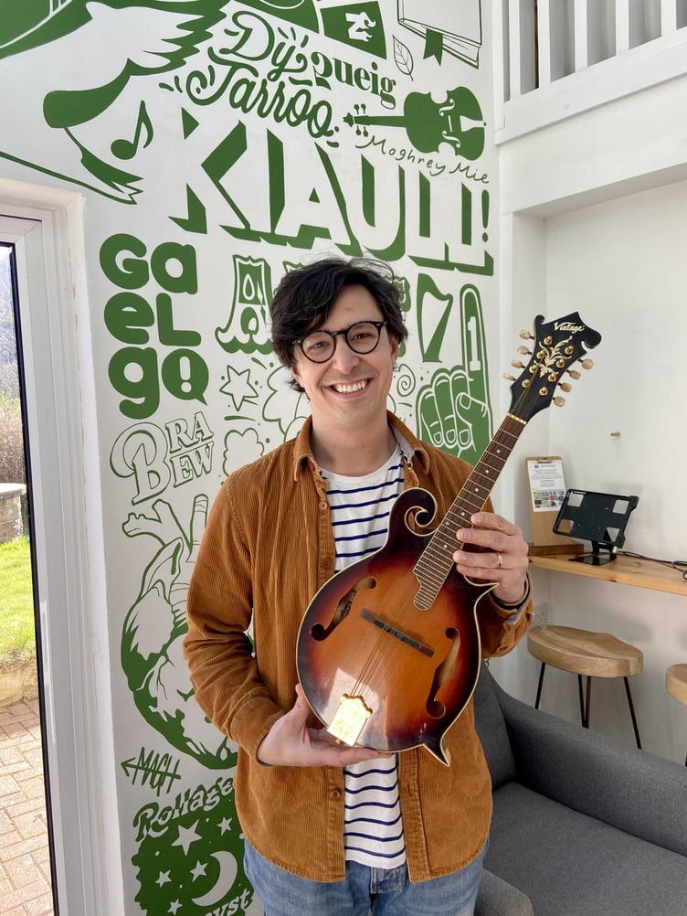 Manx guitarist Davy Knowles donates his first mandolin to Bree Manx music youth group for #BeKind2023