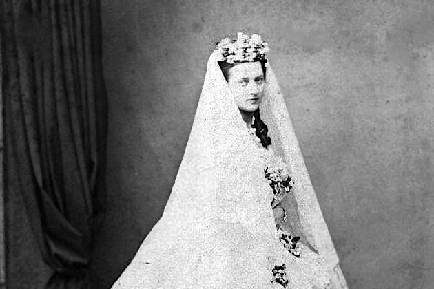 The future Edward VII and Queen Alexandra – the first royal couple to be photographed in their wedding clothes. Hand coloured print of photograph by John Jabez Edwin Mayall (1813-1901)