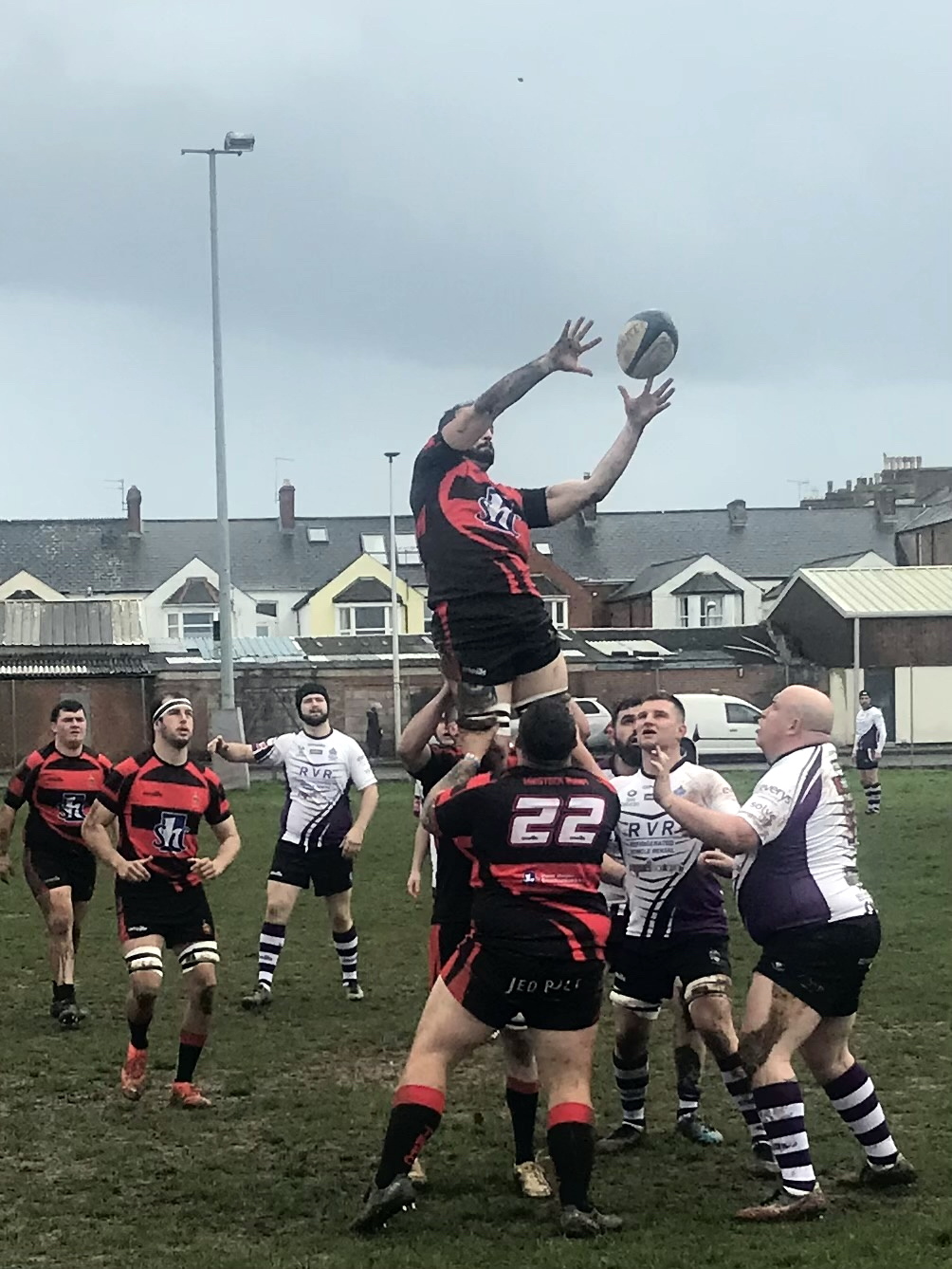 ABOVE LEFT: Jack Osborne secures the lineout. ABOVE RIGHT: Connor Packwood and Hammy Kerswill defending the ruck.