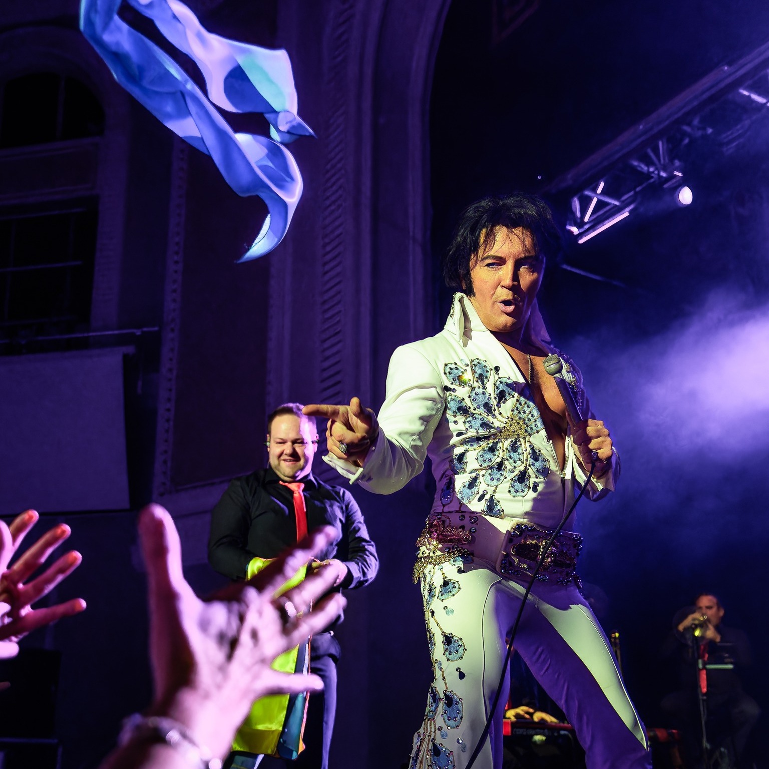 Ben Portsmouth throwing scarves to the crowd during his peformance at the Villa Marina