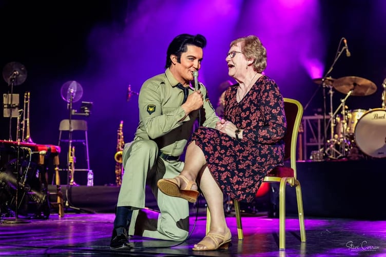 Ben serenades a woman from the audience at the Villa