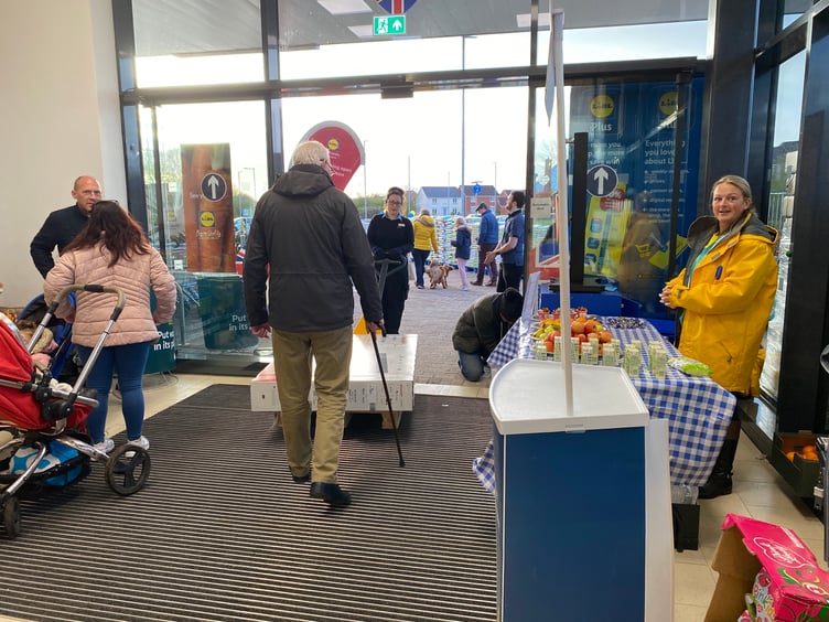 Customers carried out their TVs by hand and with the aid of pallet trolleys