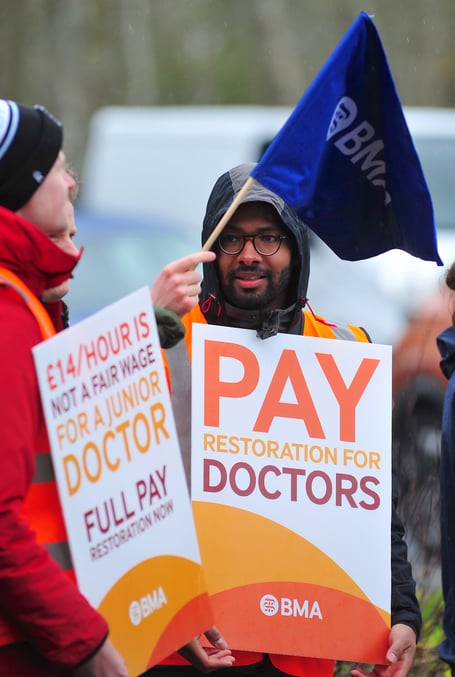 MDA110423A_SP004  Photo: Steve Pope 
Junior doctors on the picket line outside Torbay Hospital in South Devon this morning (April 11) as a nationwide 96-hour strike gets underway.