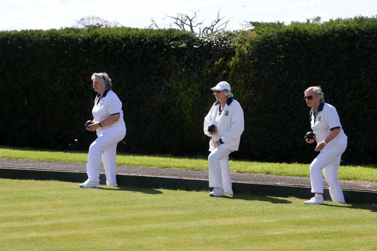 Three ladies about to bowl in the ‘spider’. AQ 0231